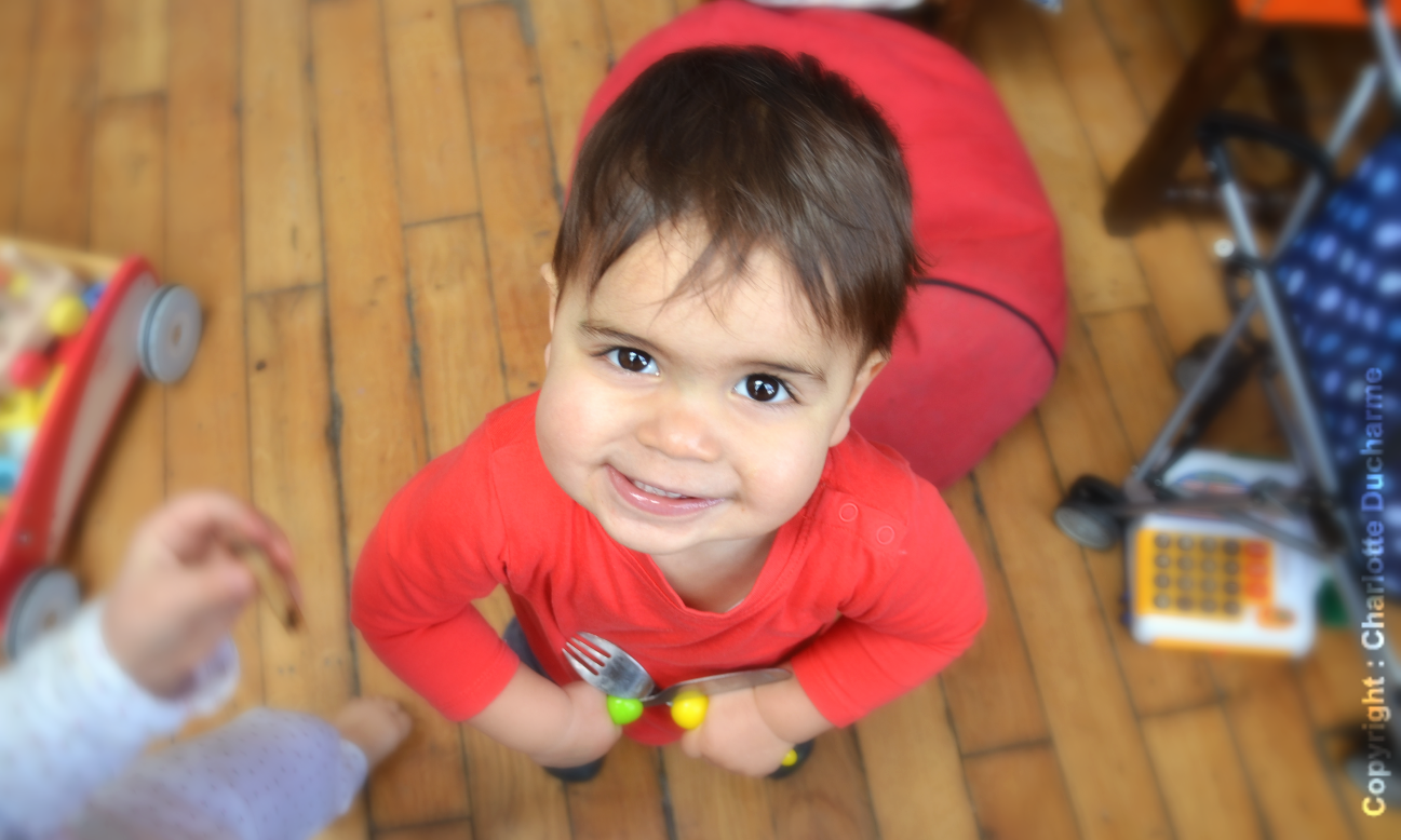 Enfant De 2 Ans Qui Tape