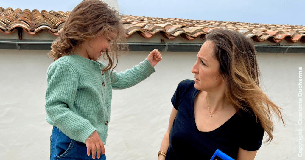 LA PARADE TIMBRÉE FACE À UN ENFANT QUI TAPE