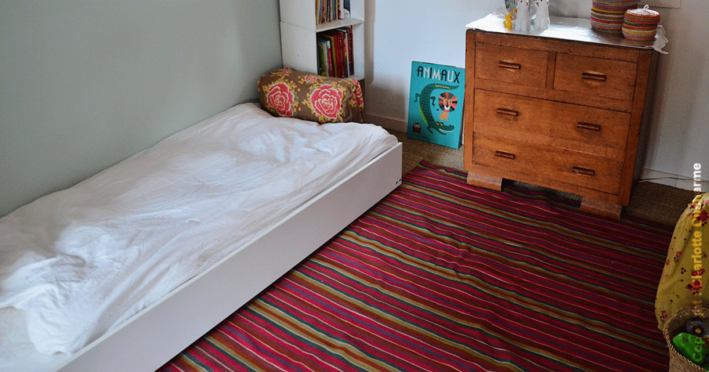 Découvrez le lit au sol : la nouvelle tendance pour favoriser l'autonomie  et le sommeil chez les tout-petits - Jeux de tapis: motricité et créativité