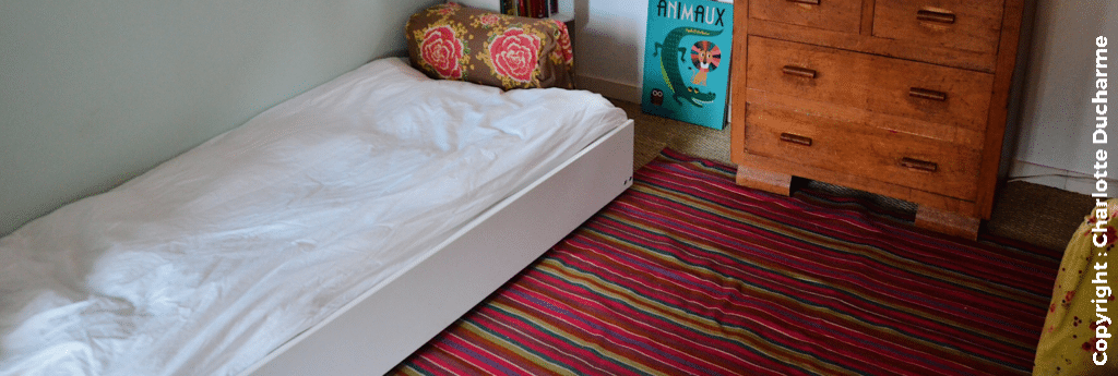 Lit Montessori dans une chambre d'enfant